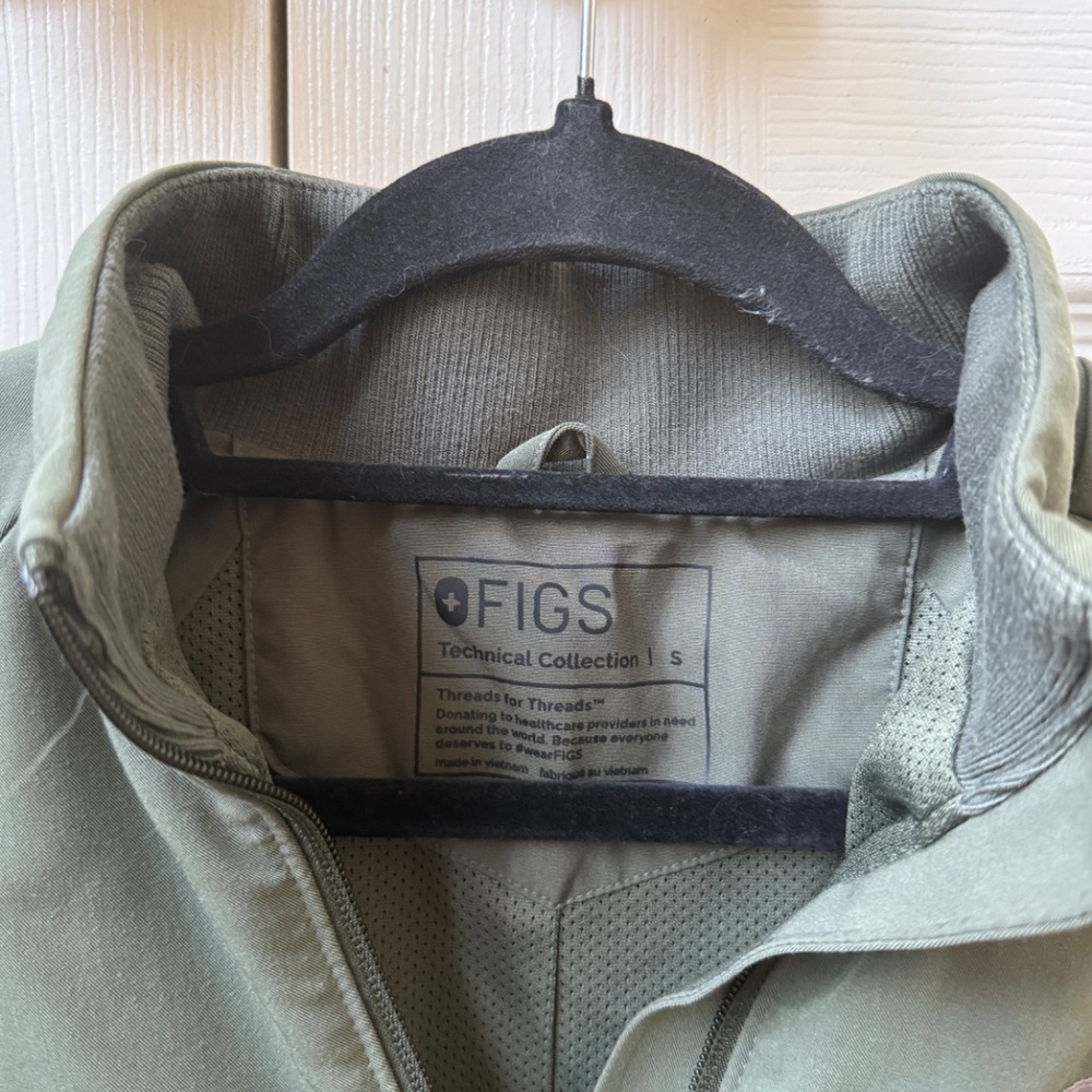 Figs Utility Jacket in Olive Green - Picture 3 of 4